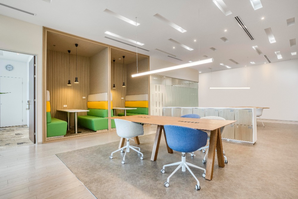 For RentOfficeRatchadapisek, Huaikwang, Suttisan : Find a dedicated desk in Regus Singha Complex