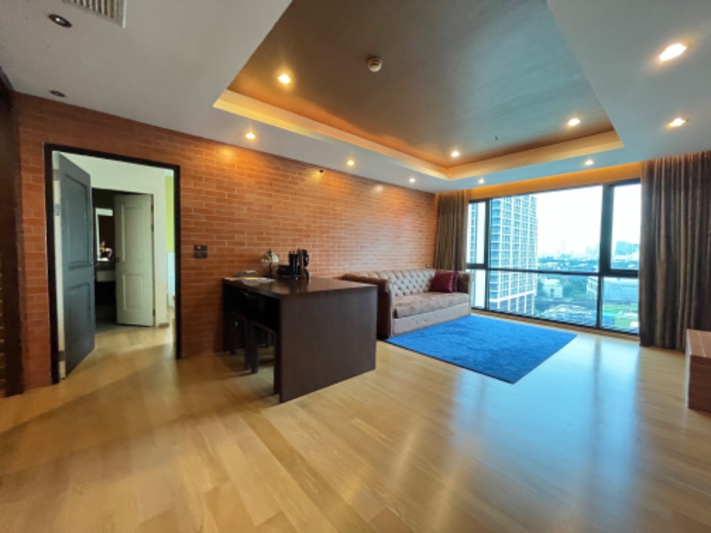 ขายคอนโดอารีย์ อนุสาวรีย์ : Western style condo in prime location