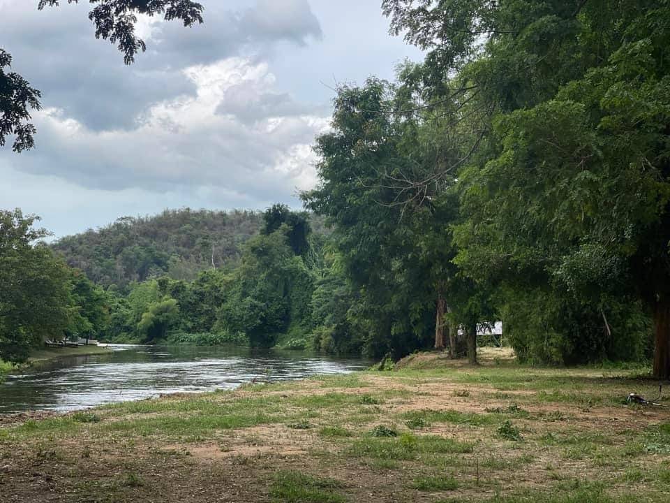 For SaleLandCha-am Phetchaburi : For sale: prime location land with house, next to Phetchaburi River, mountain view, red Garuda title deed, located in the heart of the famous Kaeng Krachan resort, Kaeng Krachan District, Phetchaburi Province (no advertising media)