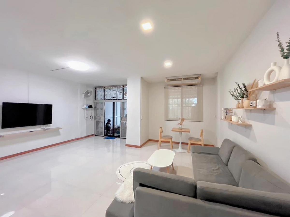 For RentTownhouseRatchadapisek, Huaikwang, Suttisan : Ready to move in ❤️ House for rent, 2-storey townhouse, 6 bedrooms, Huai Khwang, Ratchada 18, fully furnished with electrical appliances, parking for 3 cars🚗