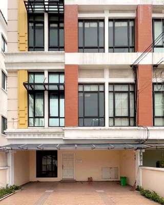 For RentHome OfficeNana, North Nana,Sukhumvit13, Soi Nana : For rent: 4-storey office, on the main road, Bangna Road, Km. 3, Baan Klang Krung, opposite Central Bangna, prime location, Bang Na Tai Subdistrict, Bang Na District, Bangkok 10260