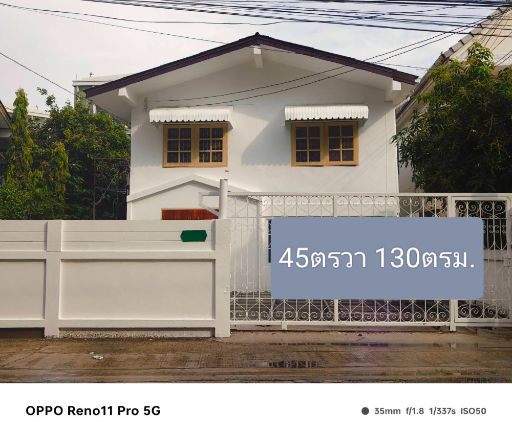 For RentHouseSukhumvit, Asoke, Thonglor : For rent, 2-storey detached house, on the main road, Sukhumvit 105, 2 air conditioners, some furniture, 3 bedrooms, 2 bathrooms, rental price 45,000 baht per month.