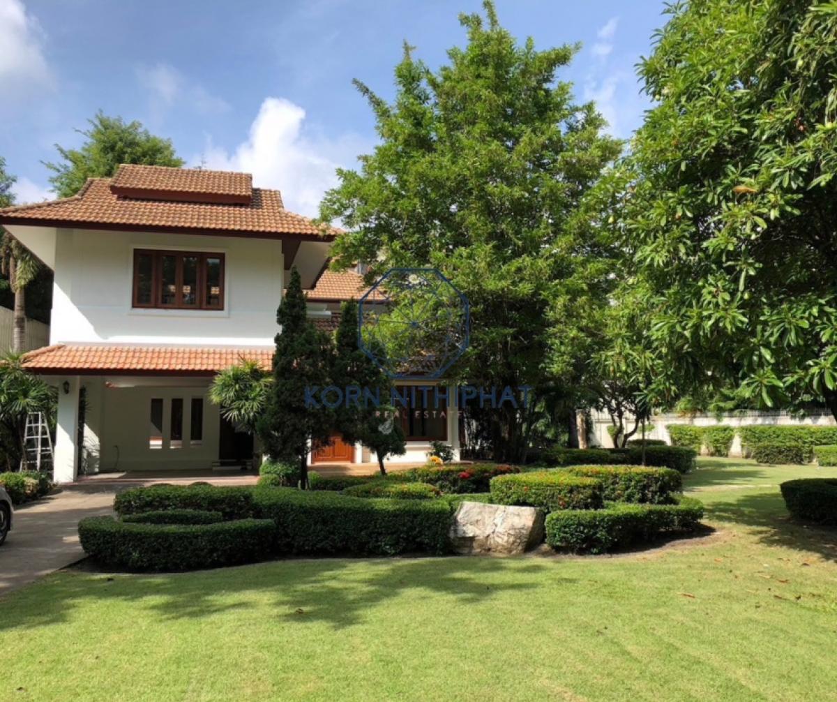 For RentHouseRama9, Petchburi, RCA : For Rent Single House with Private Swimming Pool and Big Garden on Ekamai District, Sukhumvit Area Connects to Petchaburi Rd., (RCA) Zoning.