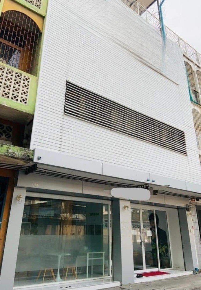 For RentShophouseKhlongtoei, Kluaynamthai : For rent: Commercial building, newly renovated, Phra Ram 4 area, suitable for businesses that need a storefront, office, tourism business, Air bnb, co-working space or various clinics, near Big C, Lotus, Makro, convenient transportation, near expressway