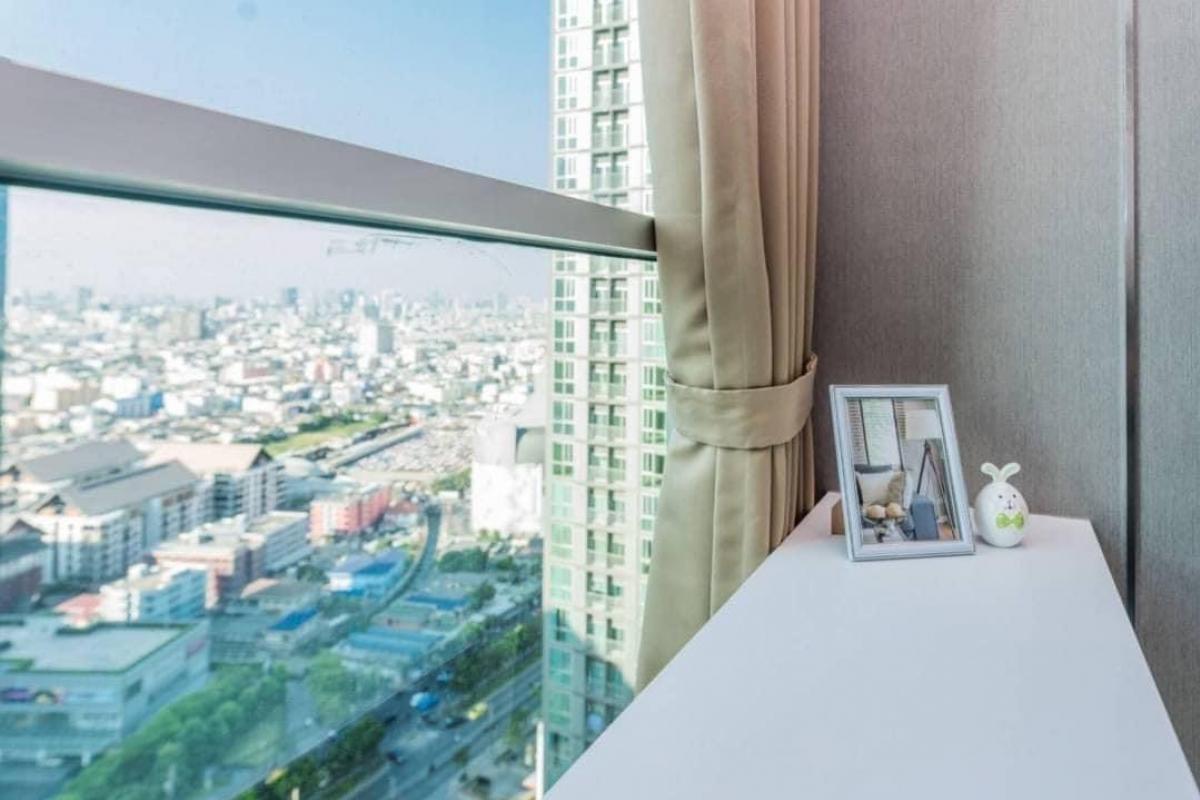 For SaleCondoRatchadapisek, Huaikwang, Suttisan : For sale with tenant Noble Revolve Ratchada 2, 29th floor, 1 bedroom, 26 sq m, Aia building view, selling price 3,999,000 baht, transfer fee half each, selling with tenant, 2-year contract, rent 15,000 baht, interested call 089-995-5695 Line: @cloudestate