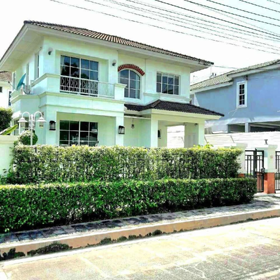 For RentHouseLadkrabang, Suwannaphum Airport : 2-storey detached house with furniture, beautifully decorated, for rent in Bangna-Lat Krabang area, near Sirindhorn Hospital, only 3.3 km.