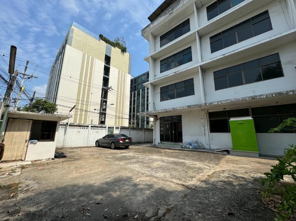 For RentWarehouseBangna, Bearing, Lasalle : For rent, 5-storey building, divided into 2 zones: the building can be used as an office and a large warehouse, with empty space, can park 20 cars, land size 711 sq.w., building size 24x60 meters, total internal area 7200 sq.m., Bangna Road