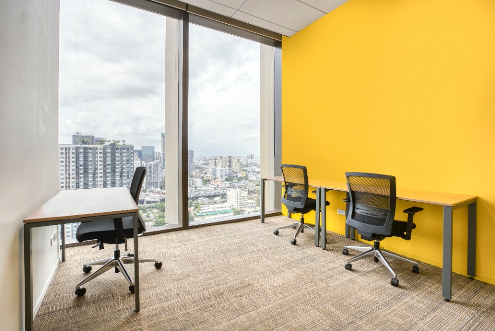 For RentOfficeRatchadapisek, Huaikwang, Suttisan : Find office space in Regus Singha Complex for 5 persons with everything taken care of