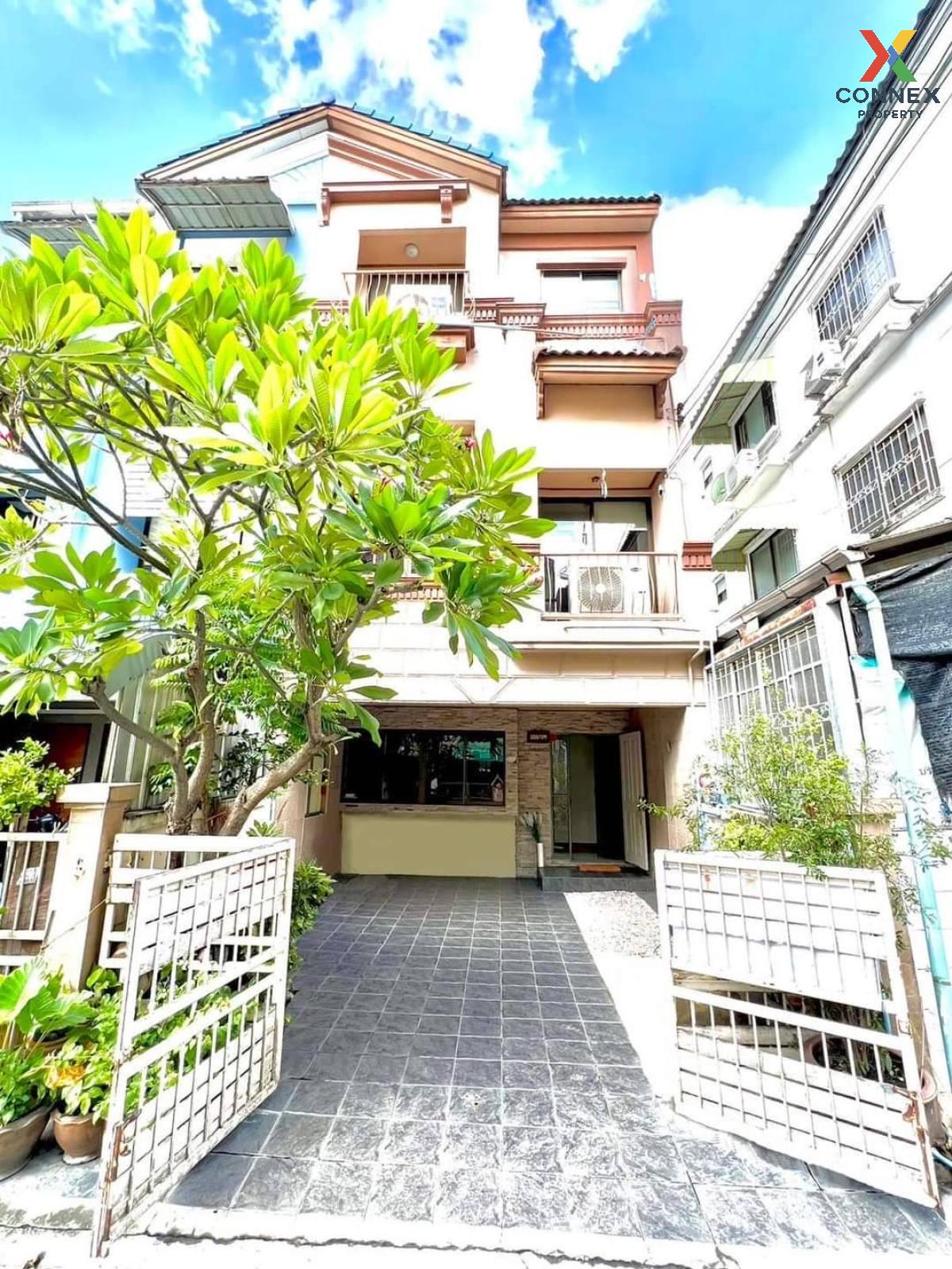 For SaleTownhouseRatchadapisek, Huaikwang, Suttisan : For Sale Townhouse/Townhome  , Baan Klang Muang Ratchada - Mengjai 1 , corner unit , Wang Thong Lang , Wang Thong Lang , Bangkok , CX-111092