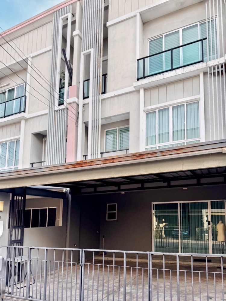 For SaleTownhousePattanakan, Srinakarin : 📌For sale: Patio Pattanakarn 38: Patio Pattanakarn 38, 3-storey townhouse, modern style, ready to move in, fully built-in💕 💸💸Price 5,700,000 baht💸💸