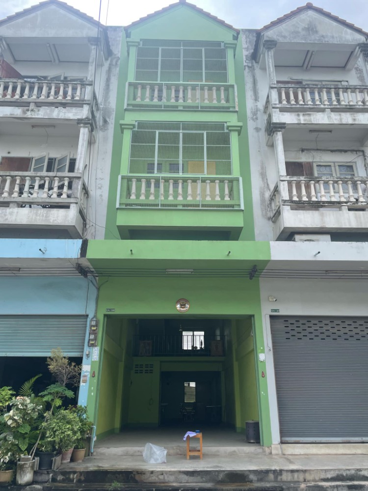 For RentShophouseRatchaburi : 🩷🌈For rent🧸🌳 Ratchaburi Province (Soi Montree Suriyawong 3) Commercial building, 3-storey shophouse 🌷 🧸Area size 21 sq m. 3 open floors, no partitions, 4 bathrooms, with roof terrace, price 9,000 baht