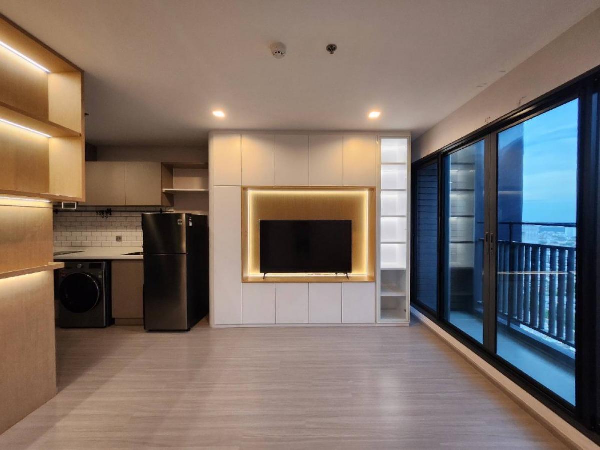 For SaleCondoLadprao, Central Ladprao : ✅️Sell condo Life Ladprao (Life Ladprao) next to BTS Ha Yaek Lat Phrao - 2 bedrooms, 1 bathroom, size 49.19 sq m. - 44th floor, Building A (in front of the project) ✅Price 7,419,000 baht* Ready to move in * 🔔Hurry and book now