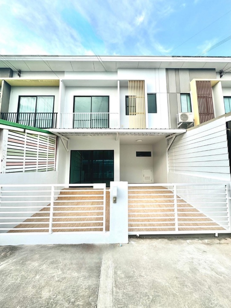 For SaleTownhousePattanakan, Srinakarin : P-2656 Urgent sale! The Connect Suan Luang-On Nut, beautiful house, good location, surrounded by amenities.