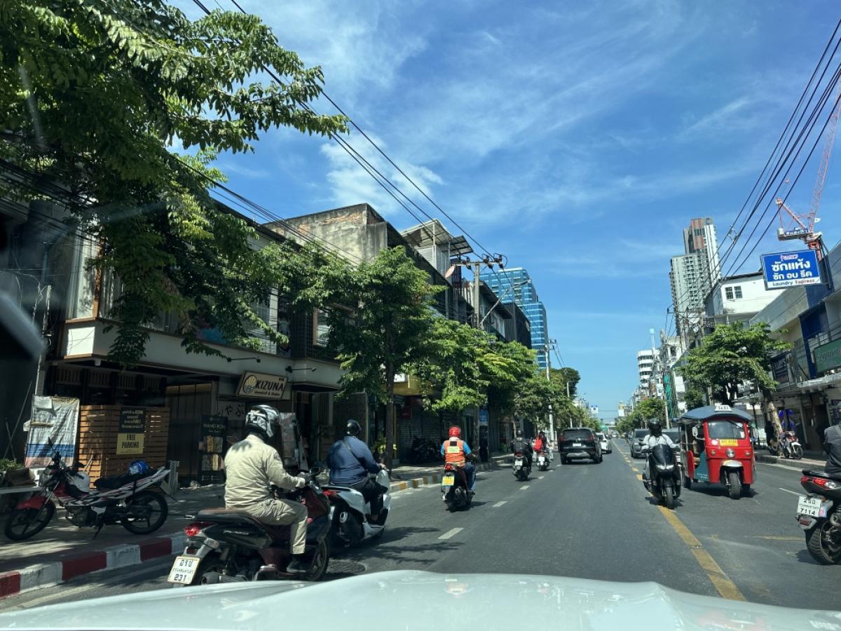 For RentShophouseSukhumvit, Asoke, Thonglor : For rent: 2 commercial buildings on Ekkamai Road