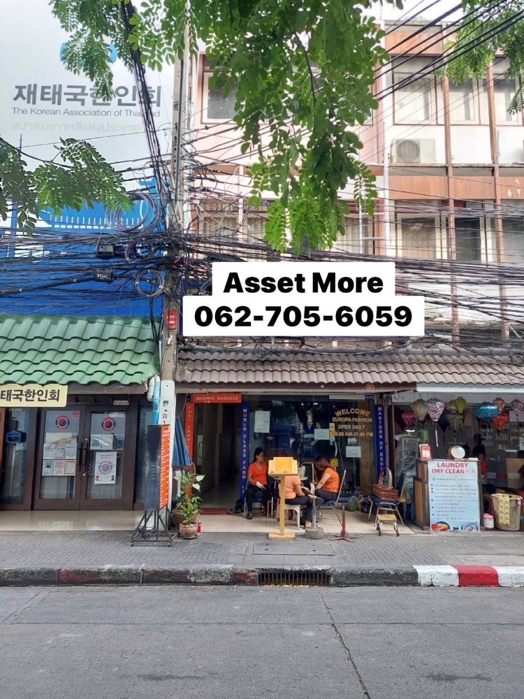 For RentShophouseSukhumvit, Asoke, Thonglor : For rent, 3 and a half storey commercial building, good location in the business area, only 80 meters from the entrance of Sukhumvit Soi, near BTS Asoke, Khlong Toei Subdistrict, Khlong Toei District