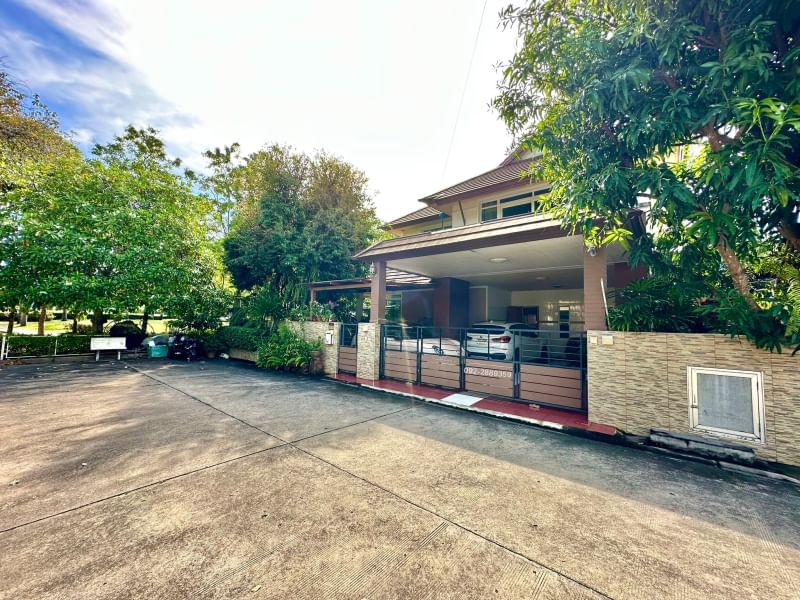 For SaleHouseSriracha Laem Chabang Ban Bueng : Beautiful house in a corner location, next to the garden, The Boulevard Sriracha Village (5 bedrooms)