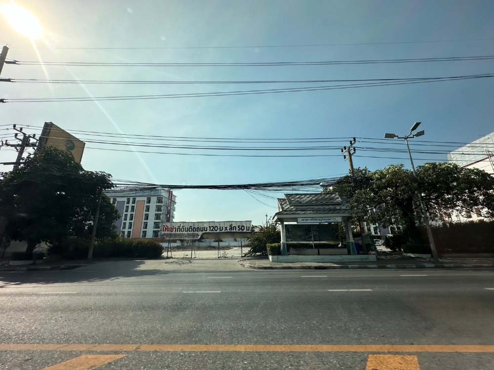 For RentLandSamut Prakan,Samrong : Land, good location, on the road, for rent, Pu Chao Saming Phrai - Samrong area, near Pu Chao Saming Phrai intersection, only 600 meters.