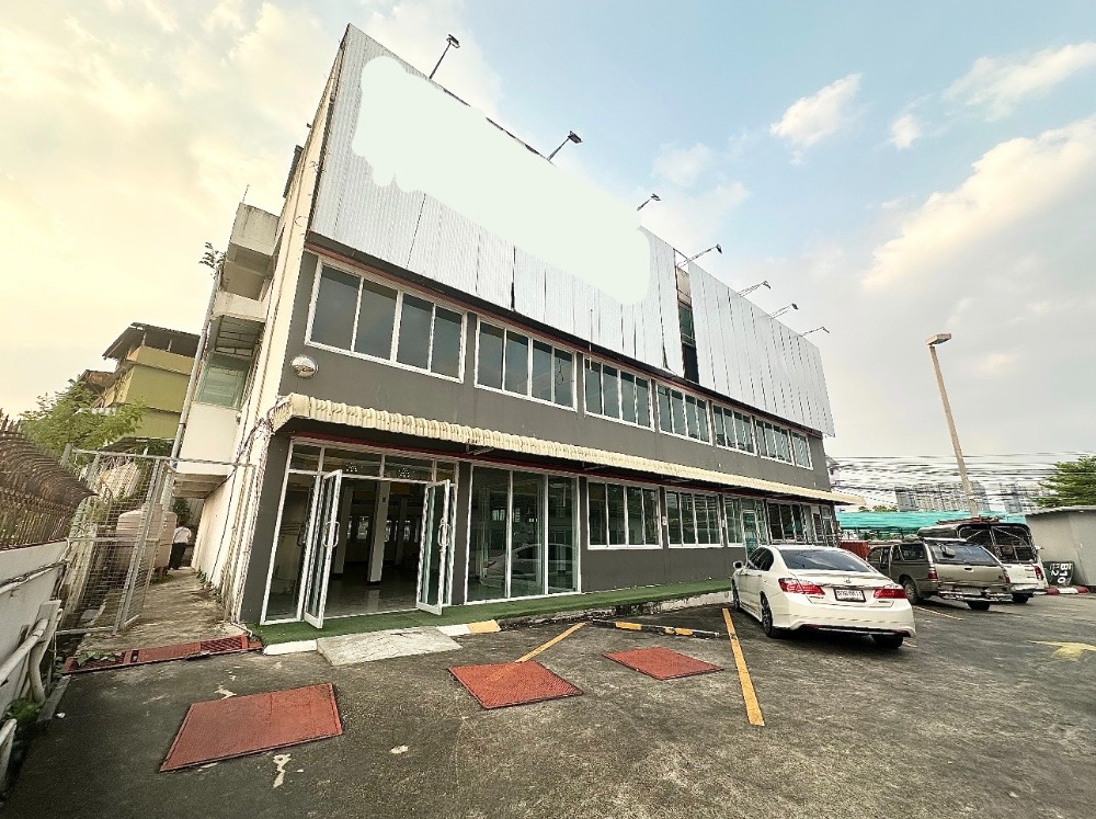 For RentShophouseBangna, Bearing, Lasalle : 2-storey commercial building, good location, on the road, for rent, Bearing-Samrong area, near BTS Bearing, only 50 meters.