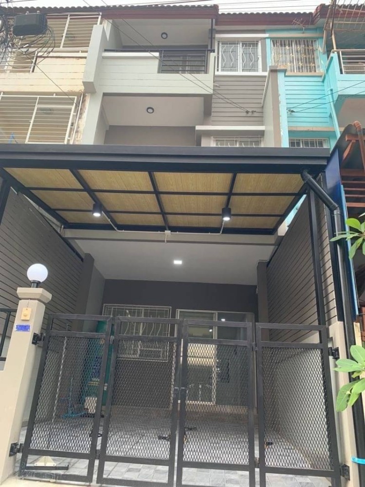 For SaleTownhouseKasetsart, Ratchayothin : Cheap sale, 3-storey townhouse, Ek Nakhon Village, Watcharapol Intersection, Rom Mit Phatthana Road, house has 4 bedrooms, 3 bathrooms.