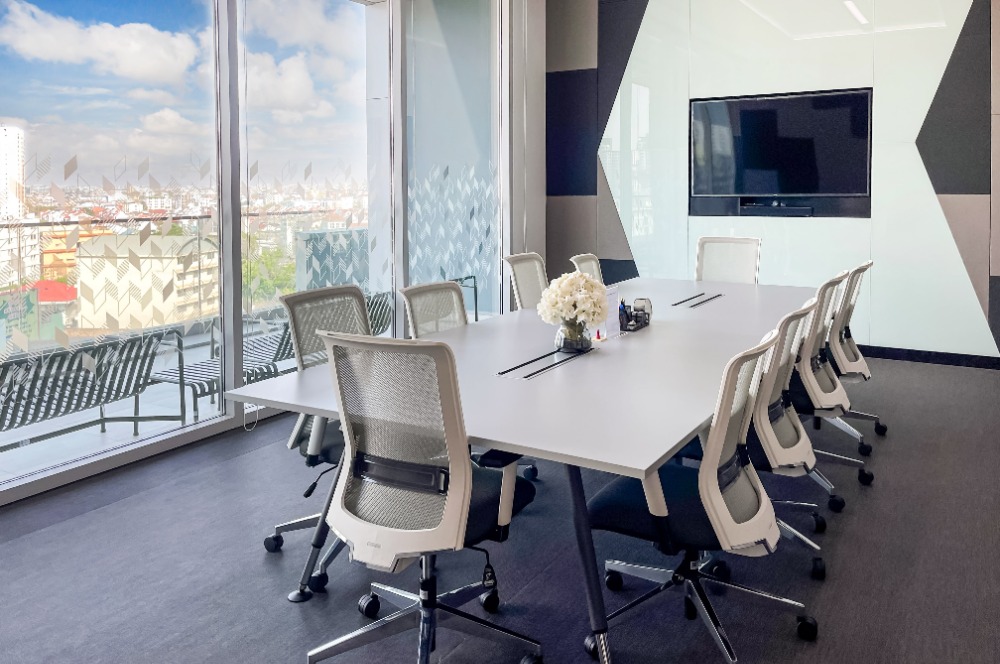 ให้เช่าสำนักงานนานา : Move into ready-to-use open plan office space for 10 persons in Regus 66 Tower