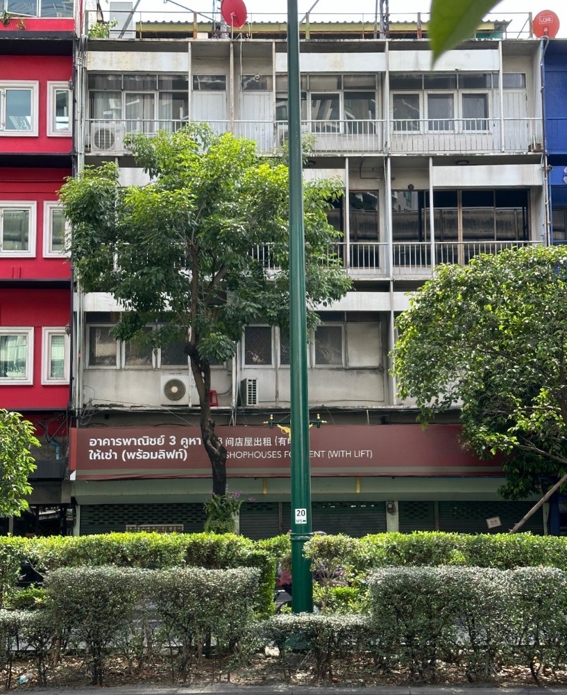 For RentShophouseSukhumvit, Asoke, Thonglor : RB110924 For rent: Commercial building, 3 units, 4 floors, with elevator, good location on Sukhumvit main road, Phrom Phong-Thonglor