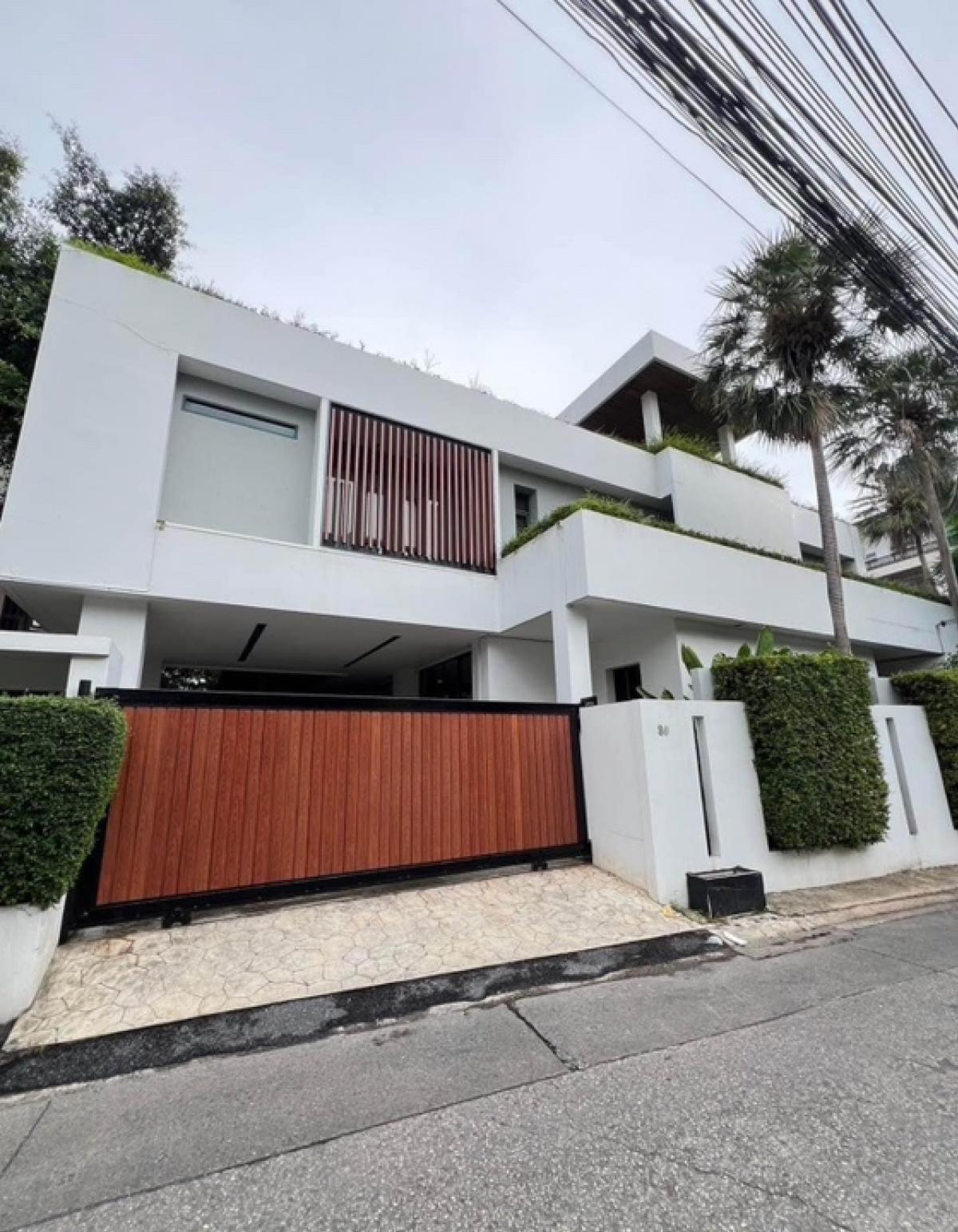 For RentHouseSukhumvit, Asoke, Thonglor : Modern luxury 3-storey house for rent with swimming pool📍Soi Ekkamai 22 near Thonglor