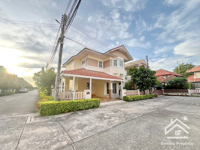 For RentHousePattaya, Bangsaen, Chonburi : House for rent, Manirin Bangsaen, very wide area on the side, corner house, complete with furniture and electrical appliances, just bring your bags and move in.