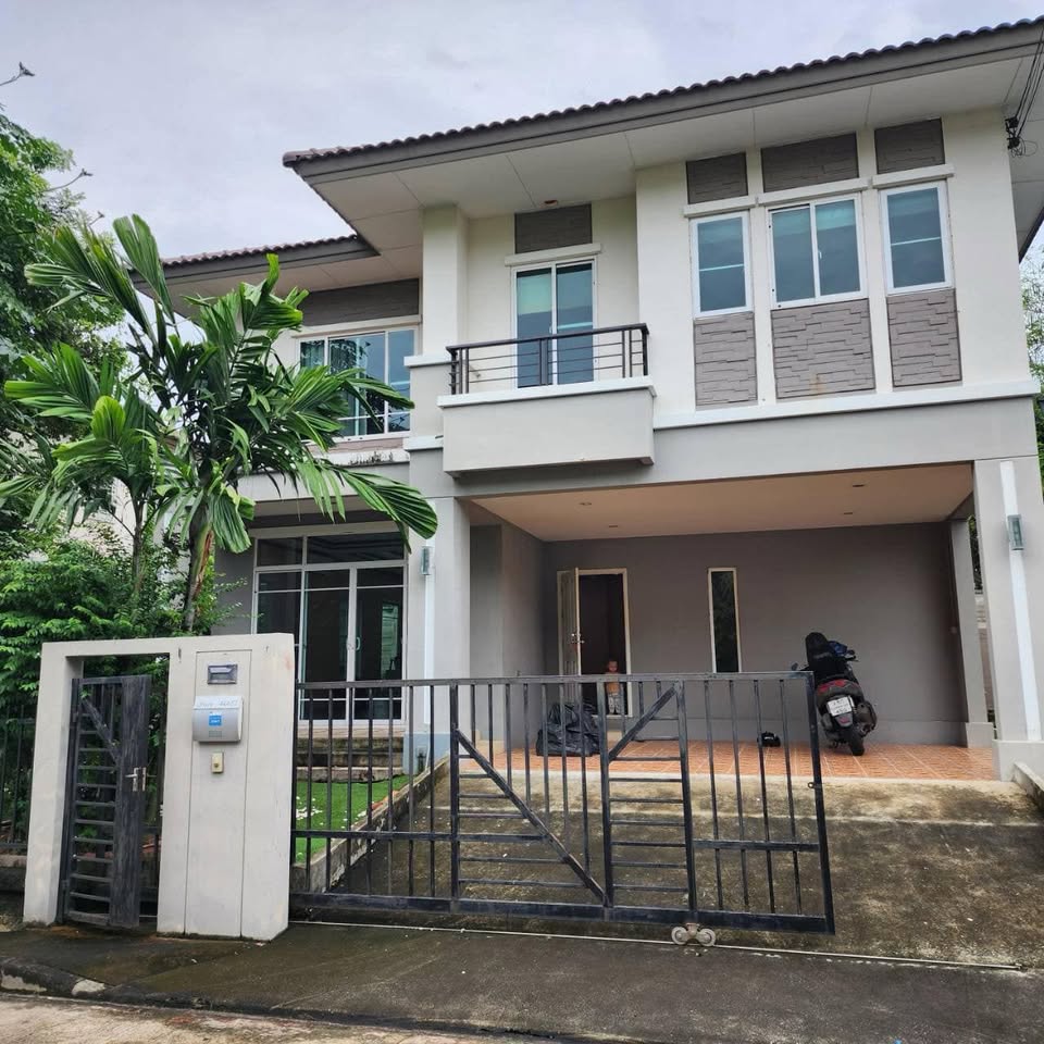 For RentHouseSamut Prakan,Samrong : 2-storey detached house, beautifully decorated, for rent in Bangna-Bang Phli area, near Chula Rat 1 Hospital, Suvarnabhumi, only 1.1 km.