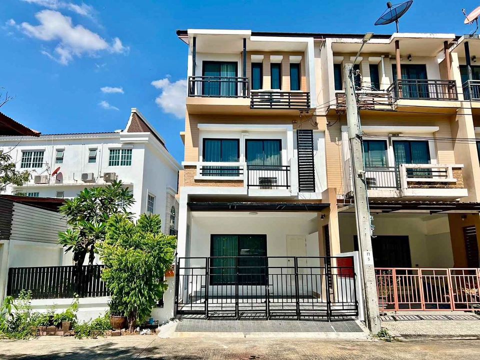 For RentTownhousePattanakan, Srinakarin : 3-storey townhouse, corner room, furnished, beautifully decorated, for rent in Rama 9-Hua Mak area, near BTS Hua Mak, only 1.3 km.