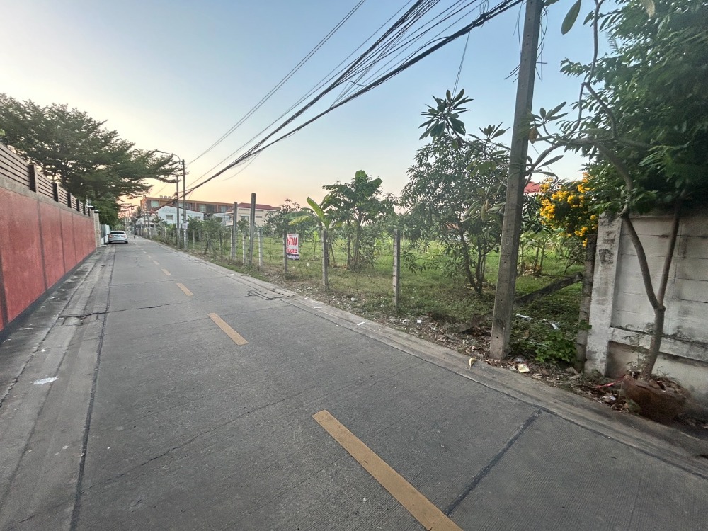 For SaleLandRattanathibet, Sanambinna : Land for sale, Sanambinnam, Soi Nonthaburi 48, area 2-3-28 rai, brown city plan, approximately 450 meters from the electric train line.