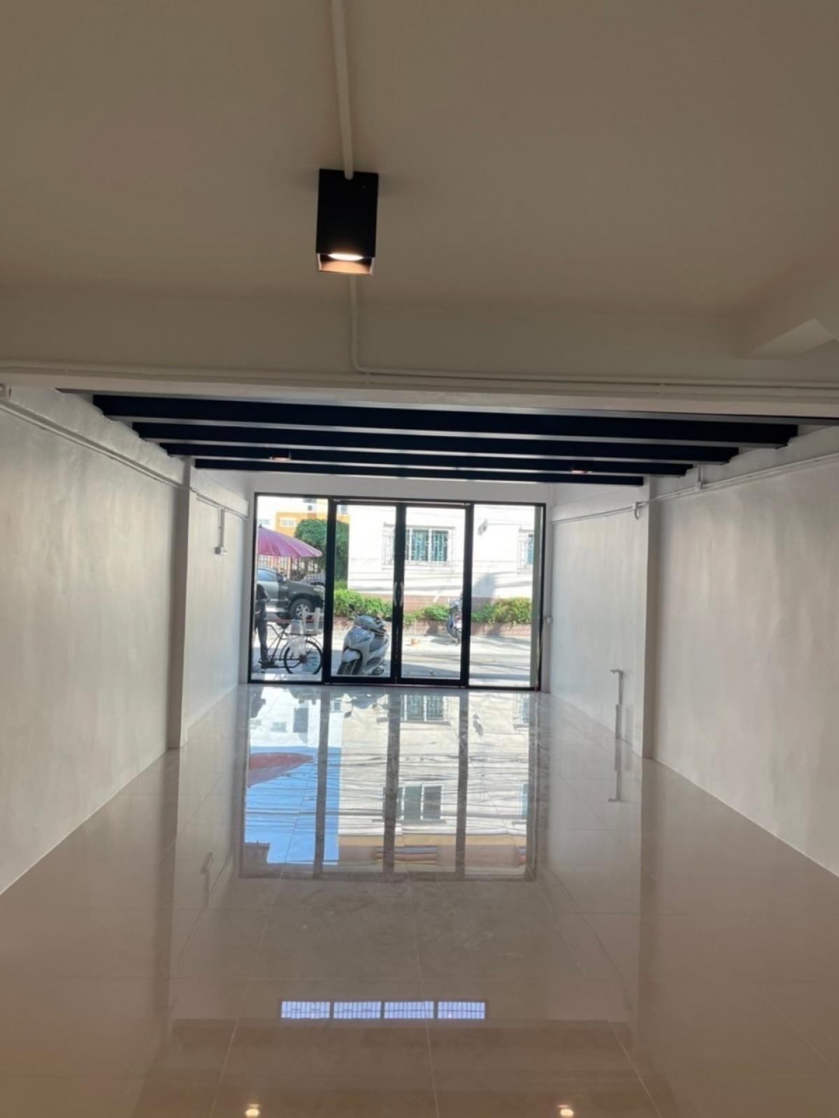 For RentShop HouseLadprao101, Happy Land, The Mall Bang Kapi : Rent a 4 -story building, dense community, Lat Phrao 112, only 55,000 ฿, next to the BTS color, Lat Phrao Station 101