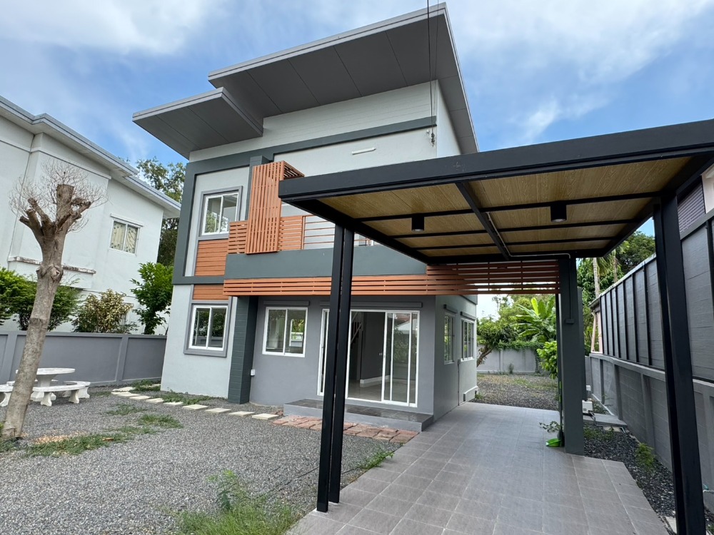 For SaleHouseMin Buri, Romklao : Very cheap for sale, 2-storey detached house, 94.8 sq.wa., Flora Ville Village, Soi Suwinthawong 38, house has 3 bedrooms, 2 bathrooms.