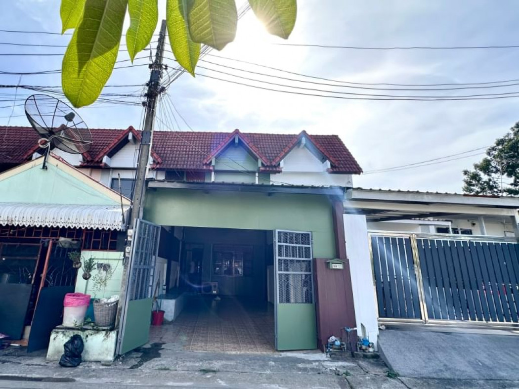 For SaleTownhouseSamut Prakan,Samrong : For sale: Townhome, ABAC Bangna, 80 sq m, 20 sq wa, next to land, Samut Prakan, entrance to ABAC Bangna Alley, renovated, ready to move in, fully extended