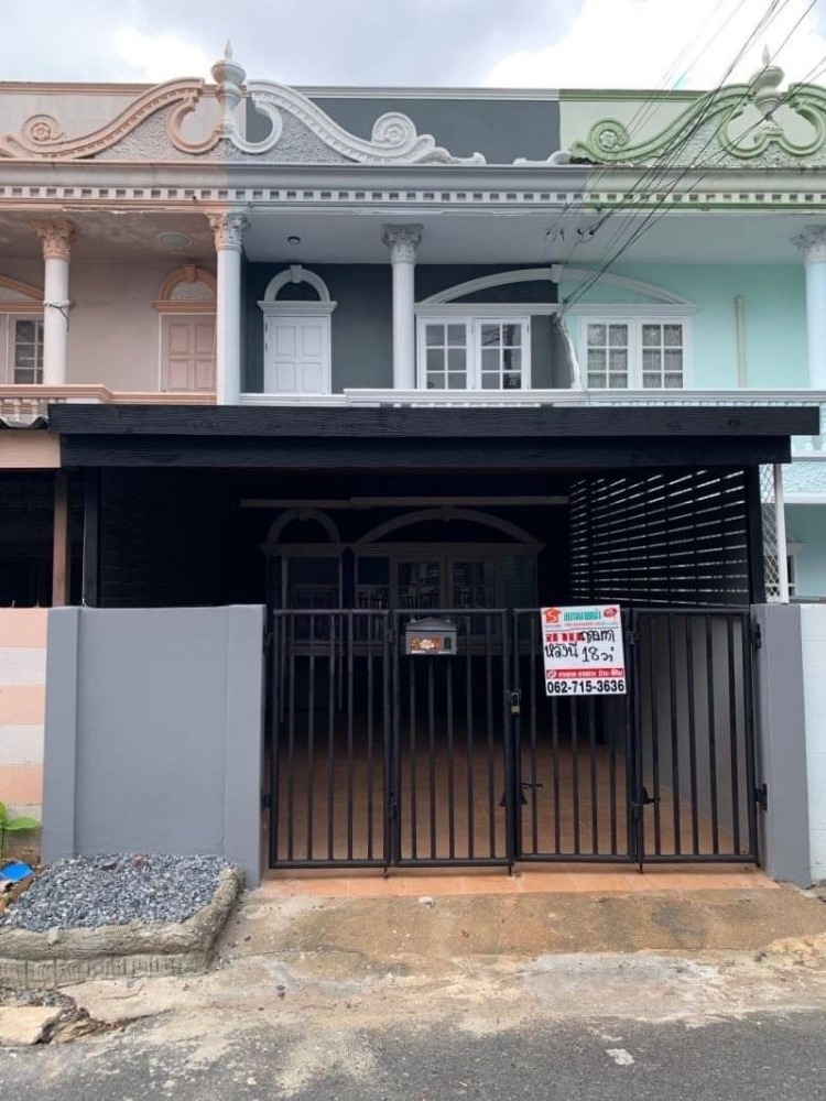 For SaleTownhousePathum Thani,Rangsit, Thammasat : Very cheap for sale, 2-storey townhouse, area 18 sq m, Por Romyen Villa Village, Soi Lam Luk Ka 11, house has 2 bedrooms, 2 bathrooms.