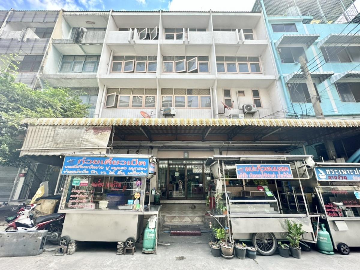 For SaleShophouseRama9, Petchburi, RCA : For sale: 3 commercial buildings 🤩 Cheap price, Phatthanakan Soi 1 - Khlong Tan Intersection, prime location, suitable for business, plenty of parking space