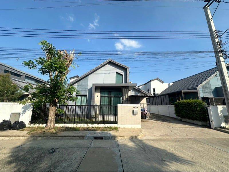 For SaleHouseLadkrabang, Suwannaphum Airport : Very cheap for sale!! Single house, Vario Suvarnabhumi Village, prime location, near the airport, Robinson, Makro, Airport Link, Motorway