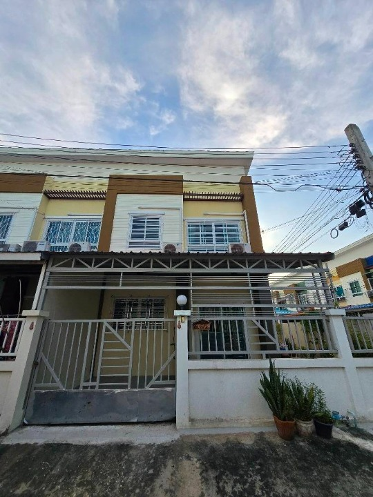 For RentTownhouseRathburana, Suksawat : Townhouse for rent, Suk Sawat area, near Big C Suk Sawat, only 6 minutes.