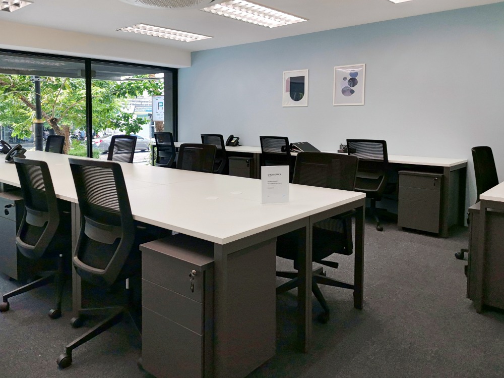 For RentSilom, Saladaeng, Bangrak : Book a reserved coworking spot or hot desk in HQ Teo Hong Silom Building