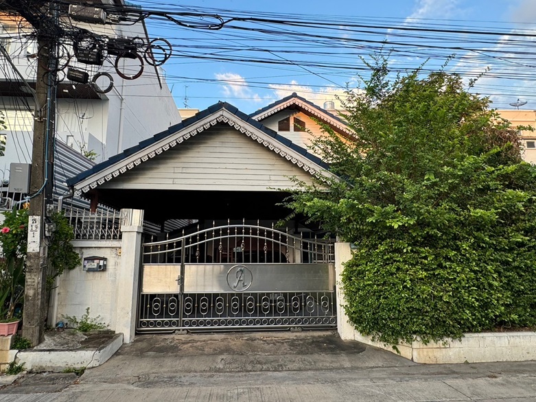 For RentHousePinklao, Charansanitwong : Single house for rent, 86 sq m., 2 floors, 4 bedrooms, 2 bathrooms, 3 parking spaces, Soi Borommaratchachonnani 15,17 (behind Central Pinklao)