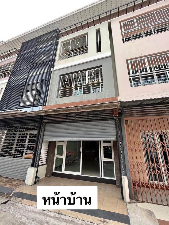 For RentShophouseRama3 (Riverside),Satupadit : Urgently for rent, 3-storey commercial building, 2 bedrooms, 3 bathrooms, 1 parking space, near Terminal 21 Rama 3, suitable for an office or residence.