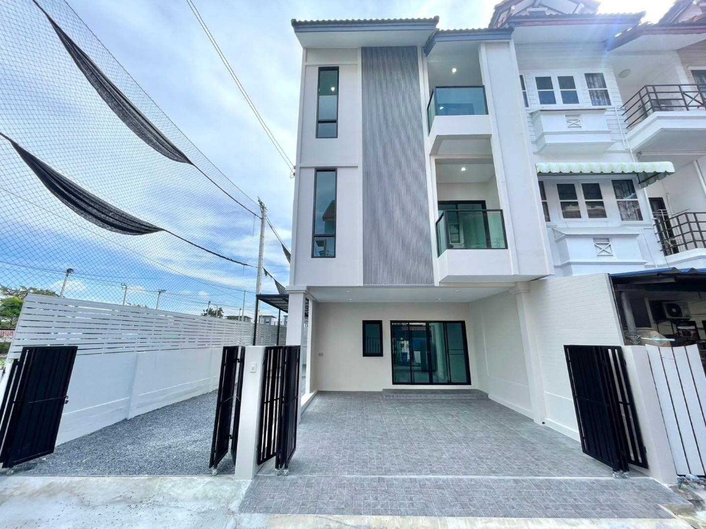 For SaleTownhouseOnnut, Udomsuk : LTH11299-Townhome FOR SALE at Punnawithi Size 30.7 sqw. 122.8 sqm. 4 beds 4 baths Near BTS Punnawithi ONLY 6.49 MB