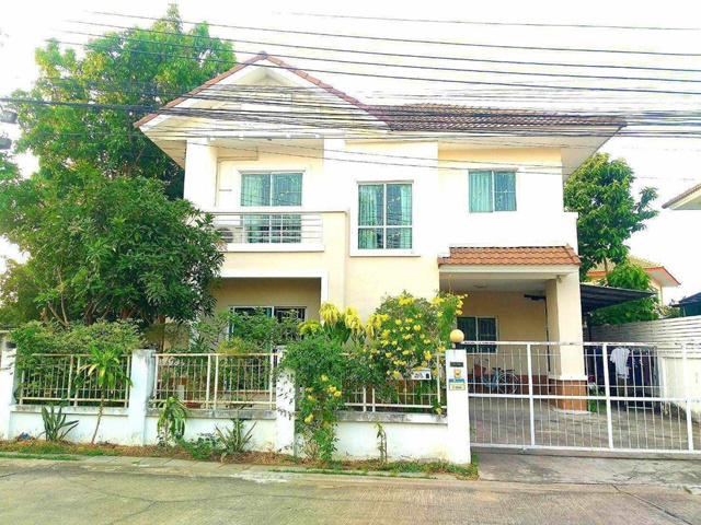 For RentHouseLadkrabang, Suwannaphum Airport : ฺBIG C Keharomklao 800m. In front of the club MRT Min Phatthana 3.1km. 2-storey house corner 3bed