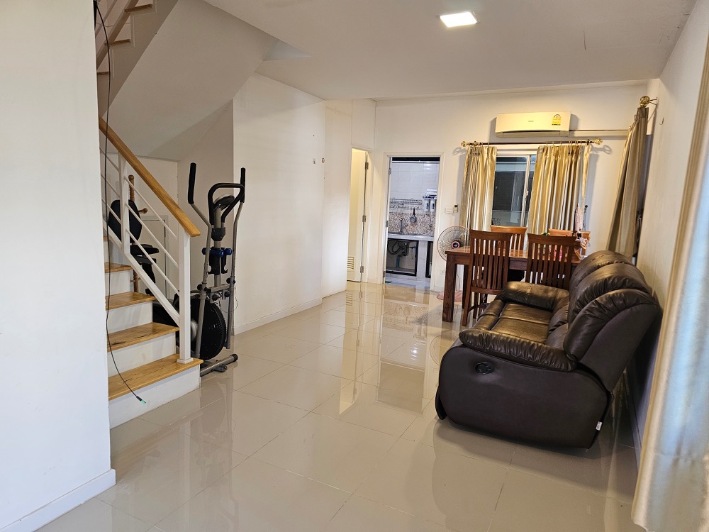 For SaleTownhouseSamut Prakan,Samrong : Townhouse for sale, Pruksa 114/2, corner house, largest, cheapest price, with garden on the side of the house and koi pond