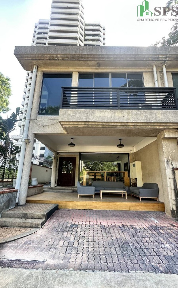 For RentHouseSukhumvit, Asoke, Thonglor : Semi-Detached House for RENT near Phrom Phong BTS (SPSP596)