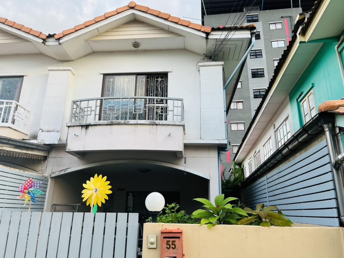 For SaleTownhouseRattanathibet, Sanambinna : Corner townhouse, Soi Ratchadaphisek 38, near MRT 500 meters, Piemsuk Village, enter the alley 300 meters, selling at the cheapest price in the project.