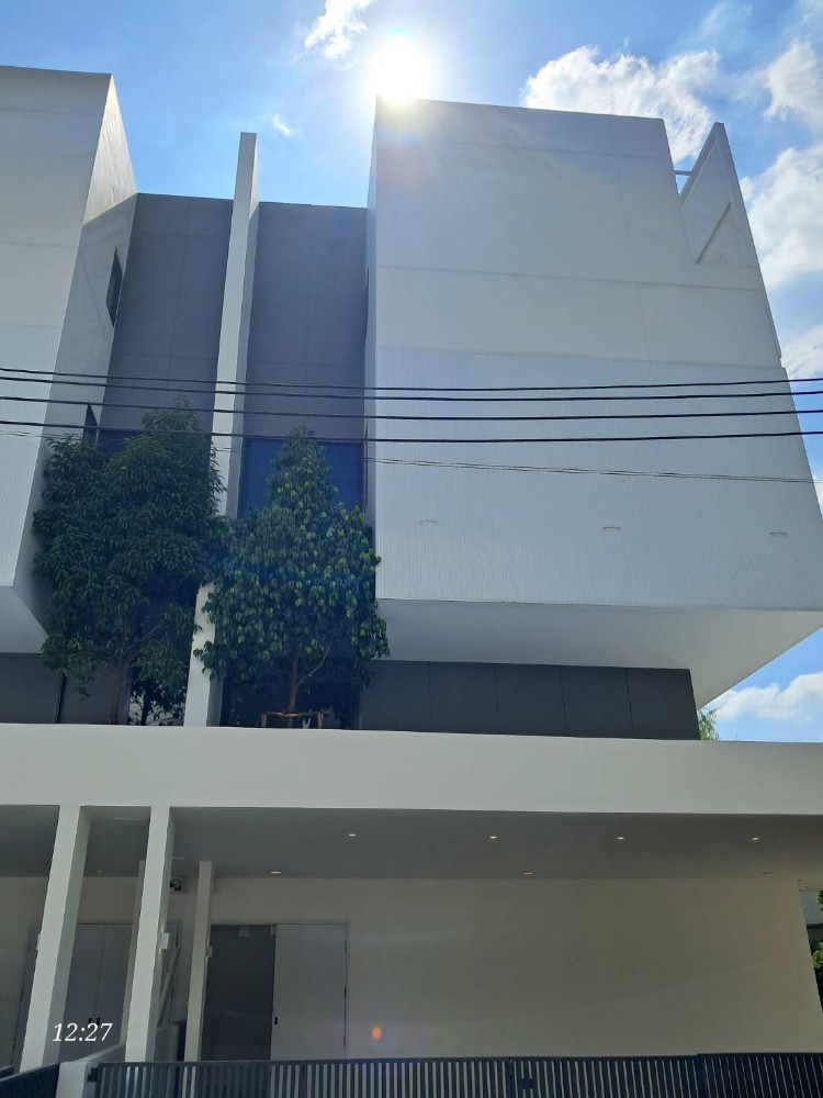 For RentHouseVipawadee, Don Mueang, Lak Si : Twin house for rent, suitable for an office, 41 sq.w., 270 sq.m., 3.5 floors, 3 bedrooms, 4 bathrooms, parking for 4 cars, entering Soi Vibhavadi 84 only 50 meters, near Don Mueang Airport, Red Line and Green Line electric trains, near the expressway entr