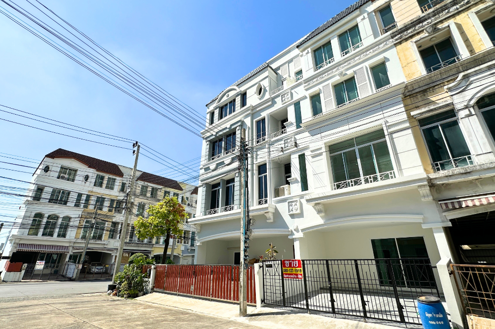 For SaleTownhouseSamut Prakan,Samrong : 4-storey townhouses, Baan Klang Muang, British Town, Srinakarin