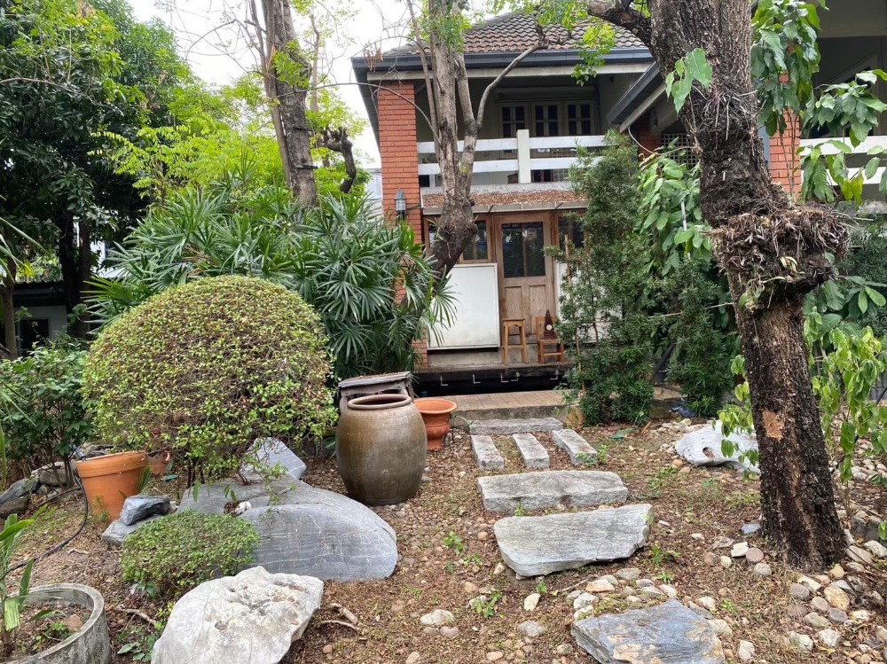 For RentHouseLadprao101, Happy Land, The Mall Bang Kapi : Single house for rent, Lat Phrao 128 Road, area 200 square wah, air-conditioner, some furniture, 4 bedrooms, 3 bathrooms, rental price 85,000 baht per month