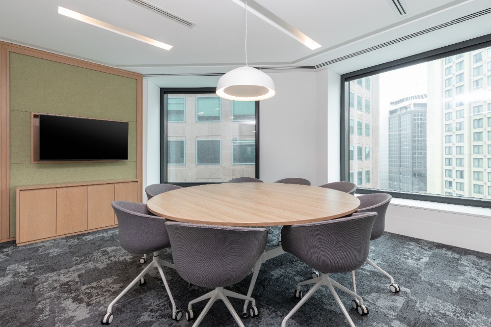 ให้เช่าสำนักงานคลองเตย กล้วยน้ำไท : All-inclusive access to professional office space for 4 persons in Regus Exchange Tower (42F MOS)