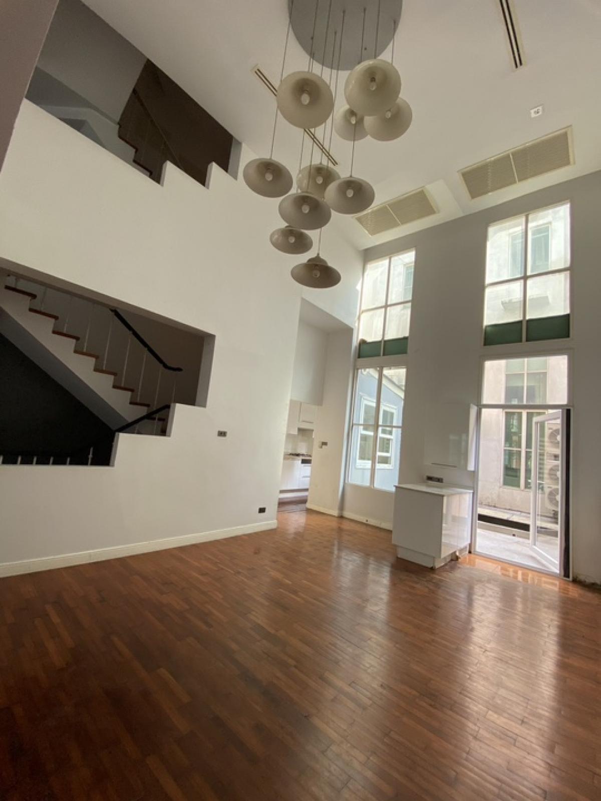 For SaleTownhouseSukhumvit, Asoke, Thonglor : 📢👇Good for living or investing 3 story big size of townhome in the middle of Thonglor, safety, shady, easily to traveling in many routes, unfurnished❌pet not allowed when rent